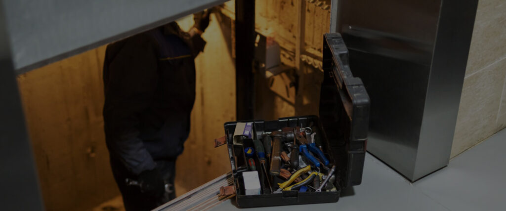 contrôles réglementaires des ascenseurs et monte charges accompagnés